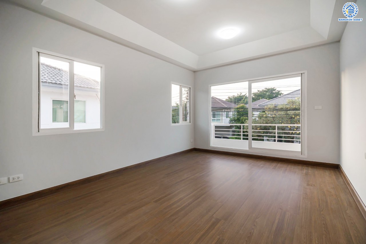 บ้านเดี่ยวมือสอง จากแบรนด์ LH โครงการ ชัยพฤกษ์ วัชรพล หลังใหญ่ เนื้อที่ 50.6 ตร.ว. ฟังก์ชัน 3 ห้องนอน 3 ห้องน้ำ จอดรถได้ 2 คัน พร้อม Facilities ครบครัน บนทำเลเดินทางสะดวก ติดถนนสุขาภิบาล5 เชื่อมต่อหลายเส้นทาง ใกล้ทางด่วน "ฉลองรัช" และรถไฟฟ้าสายสีเขียว "สถานีสายหยุด"